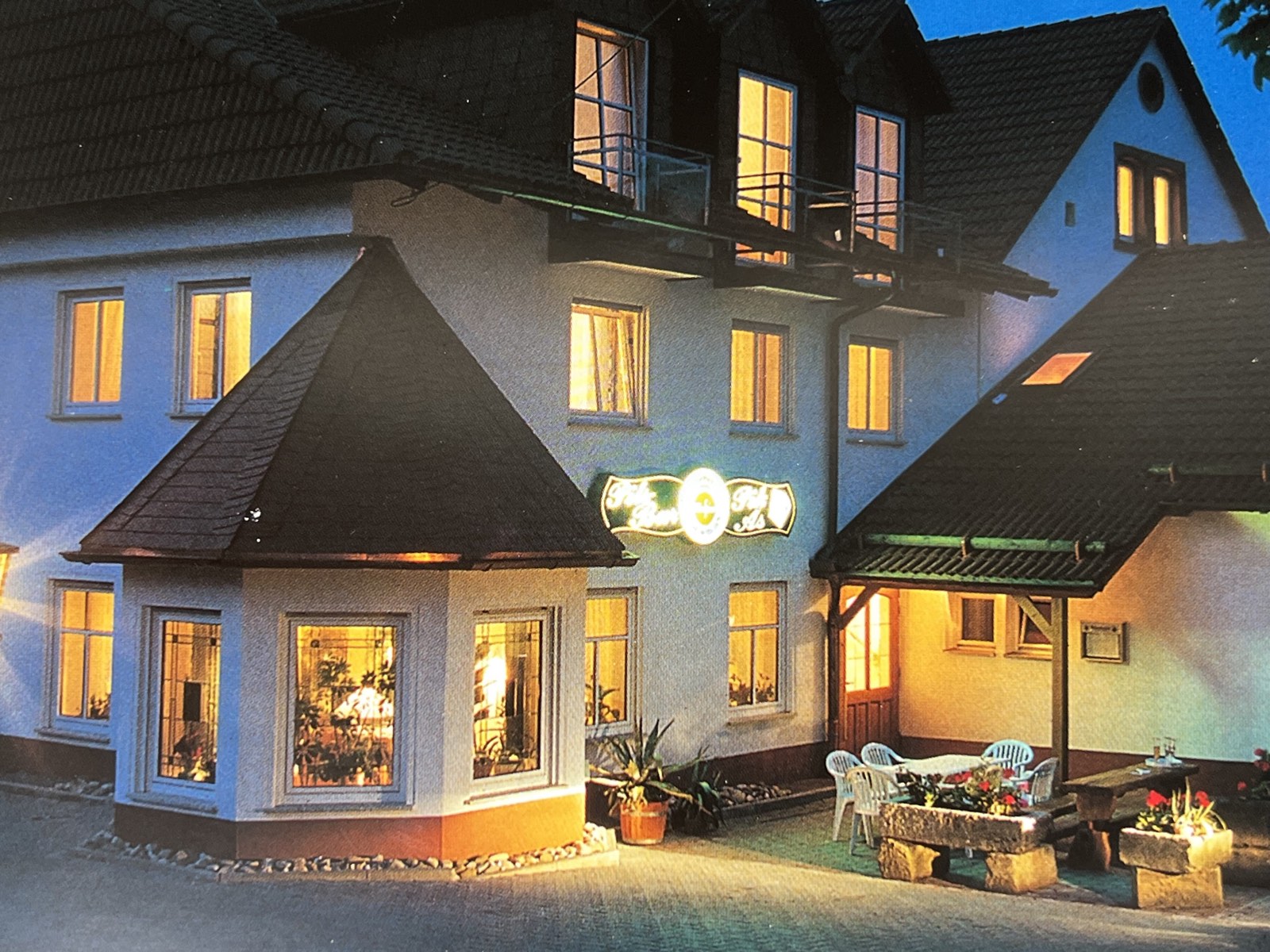 Der Hotel-Gasthof-Regina bei Nacht, beleuchtet